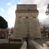 Torre Pelosa, la cinquecentesca torre di avvistamento che domina la piazzetta principale